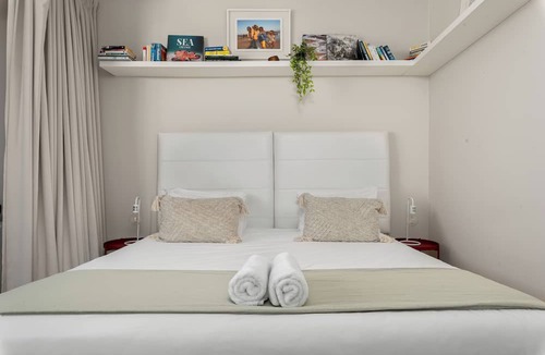 Cape Town City Centre Apartment | Stunning Views From De Waterkant Apartment