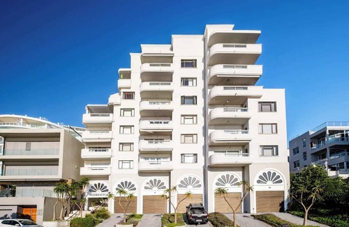 Sea Point Apartment | Picturesque Seaside Haven Aretzi
