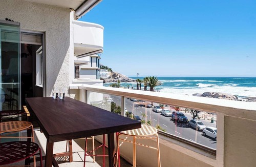 Sea Point Apartment | Picturesque Seaside Haven Aretzi