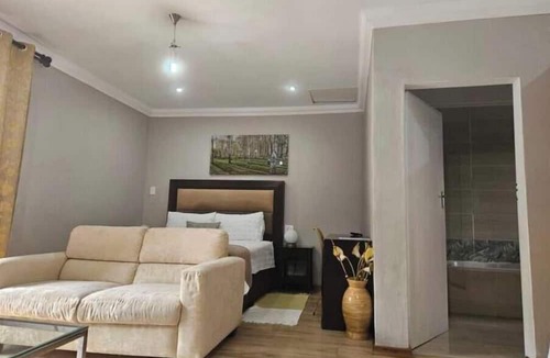 Greater Johannesburg Metropolitan Area House | Cosy in Jozy-Guesthouse "home away from home"