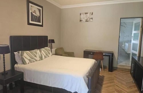 Greater Johannesburg Metropolitan Area House | Cosy in Jozy-Guesthouse "home away from home"