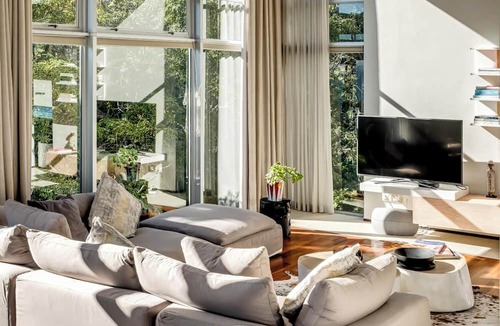 Camps Bay Apartment | Sea View 3bed Apt w Pool near Beaches Glen Sunsets