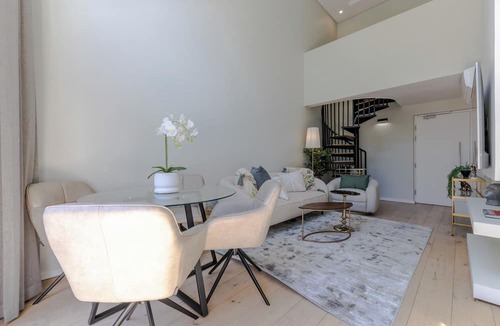 Sea Point Apartment | Luxury Sea Point 2 Bed Apartment | Pool