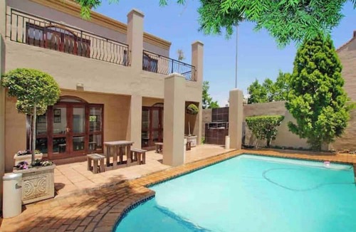 Lone Hill Apartment | Tuscan style loft, 2 patios, WiFi, Netflix , pool