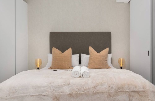 Cape Town City Centre Apartment | Modern Designer One Bed Apt | City and Harbour Views