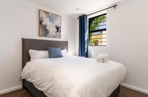 Three Anchor Bay Apartment | Stylish Sea Point Apartment with Parking