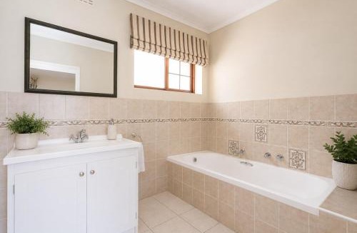 Fish Hoek Villa | Sky Nova Villa Mountain & Ocean Views