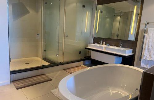 Century City Apartment | 2BR Apartment, Walk to Mall & Lake