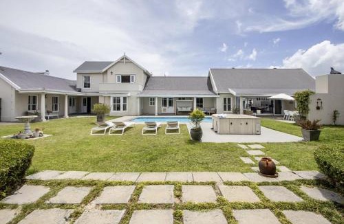 Vermont Apartment | Heaven's Gate - Pool Jacuzzi Lush Garden
