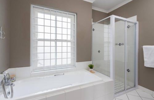 Vermont Apartment | Heaven's Gate - Pool Jacuzzi Lush Garden
