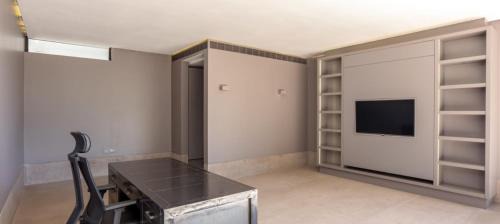Newlands Villa | Modern villa with sunny terrace and pool