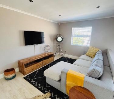 Somerset West Apartment | 52 on Wingerd road