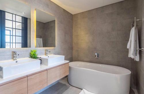 Three Anchor Bay Apartment | Luxury 2 Bed In Sea Point -2 Mins From Promenade