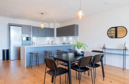 Three Anchor Bay Apartment | Luxury 2 Bed In Sea Point -2 Mins From Promenade
