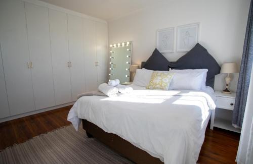Claremont House | Stylish, Well Equipped Family Home in Quiet Claremont with Mountain Views