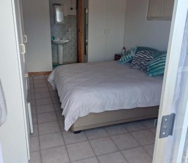 De Kelders Ski Chalet | Double room with en suite