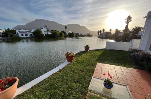 Marina da Gama House | Luxury 3 Bedroom Home with exceptional Mountain and Lake views in Cape Town, Muizenberg