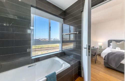 Lagoon Beach Apartment | Milnerton Beachfront 3Br Retreat With Hot Tub