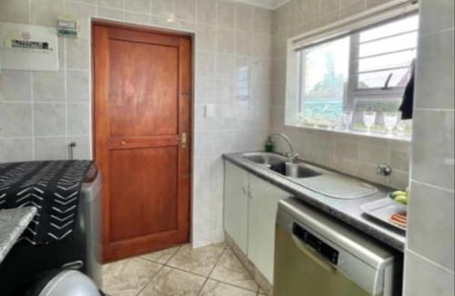 Dana Bay House | Lilies and Leopards Holiday Home B & B