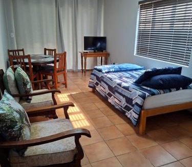 Oudtshoorn Apartment | LaBoezma Accommodation