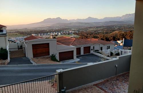 Mountainside Apartment | Watsonia Mountain View - amazing 270 degree mountain views