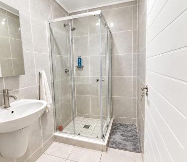 Boksburg Apartment | Hlubi at Lifestyle Estate with restaurant and work-station
