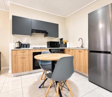 Boksburg Apartment | Hlubi at Lifestyle Estate with restaurant and work-station