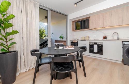 Claremont Apartment | New Studio with Mountain Views next to Cavendish