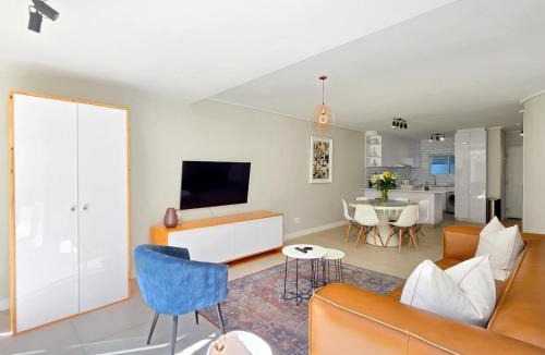 Lagoon Beach Apartment | Lagoon Beach 2BR Pool, Parking, Spa Nearby