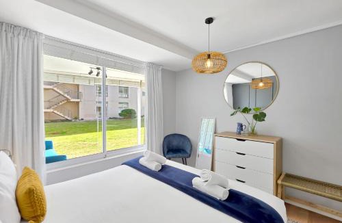 Lagoon Beach Apartment | Lagoon Beach 2BR Pool, Parking, Spa Nearby