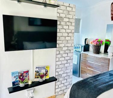 Cape Town Bed & Breakfast | Caline VIP Luxury Jacuzzi &, Swimming Pool MEWS