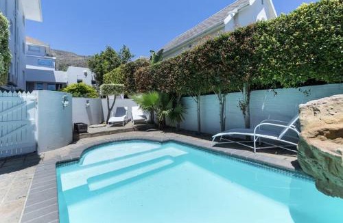 Three Anchor Bay Apartment | Spacious Bright Apt 50m to Ocean