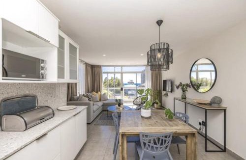 Three Anchor Bay Apartment | Spacious Bright Apt 50m to Ocean