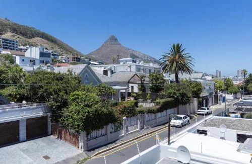 Three Anchor Bay Apartment | Spacious Bright Apt 50m to Ocean