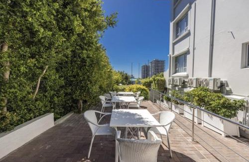 Three Anchor Bay Apartment | Spacious Bright Apt 50m to Ocean