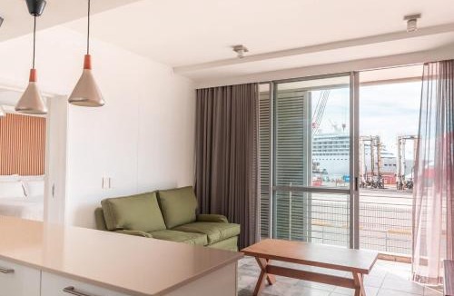 Victoria and Alfred Waterfront Apartment | Modern 1-Bedroom Apartment at Harbour Bridge Hotel