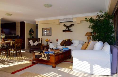 Three Anchor Bay Apartment | Bright and Stylish Beachfront Apartment