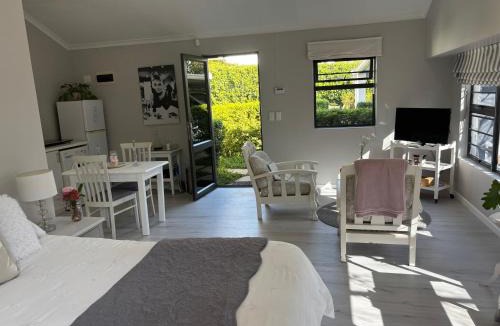 Die Boord Apartment | Two Vines Studio Apartment, with Aircon
