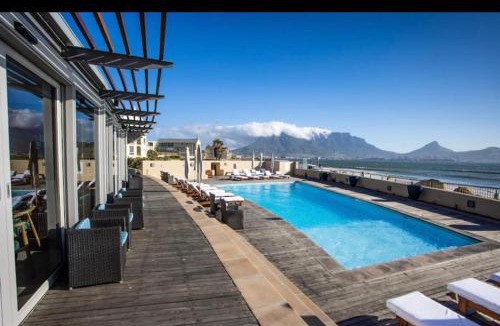 Lagoon Beach Apartment | Luxurious Accessible Apartment with Ocean Views in Kaapstad