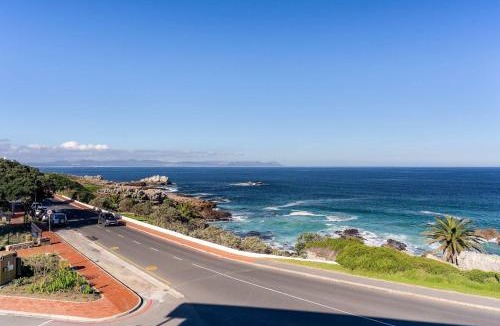 Hermanus City-Centre Apartment | The Mira Hermanus Whisperer Whales Oasis 302