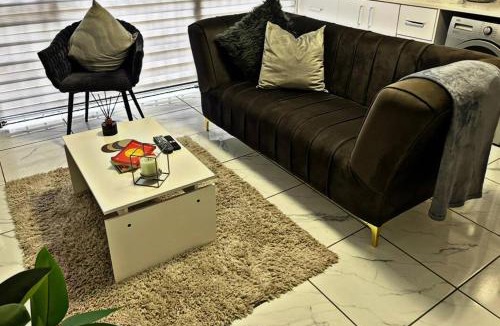 Riebeeckstad Apartment | Elite Luxury Garden Escape, Executive Cottage in Welkom with Wi-Fi & Parking