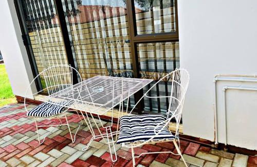 Riebeeckstad Apartment | Elite Luxury Garden Escape, Executive Cottage in Welkom with Wi-Fi & Parking