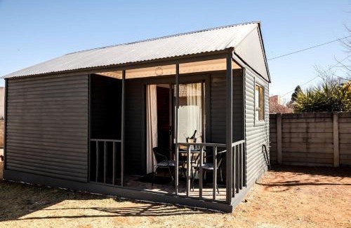 Riebeeckstad House | Elite Garden Cabin, Cozy Hideaway in Welkom with Fast WiFi, Free Parking