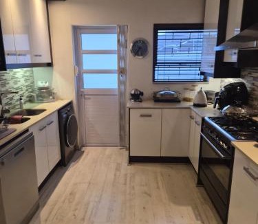 Cape Town House | Picture perfect 2 bedroom home