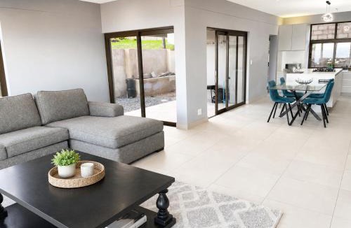 Bluff Apartment | Villa on Regent