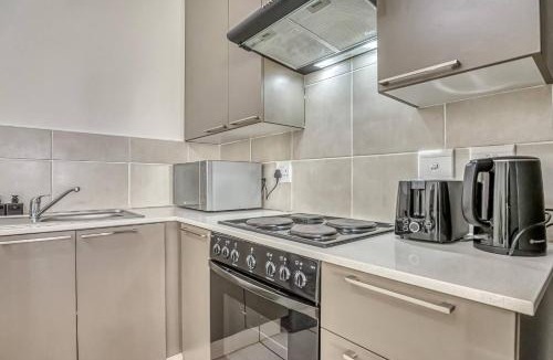 Greater Johannesburg Metropolitan Area Apartment | Cozy Studio Apartment in Paulshof, Sandton - Perfect for Extended Stays