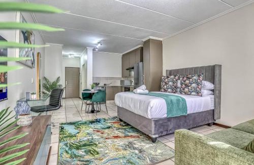Greater Johannesburg Metropolitan Area Apartment | Cozy Studio Apartment in Paulshof, Sandton - Perfect for Extended Stays