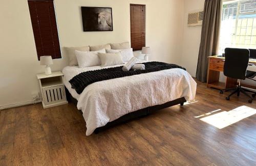 Worcester House | Mario & Luiza's Place - Cozy Stay with Pool & Braai