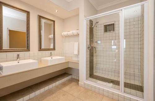 Hermanus City-Centre Hotel | Harbour House Hotel - Harbour Square
