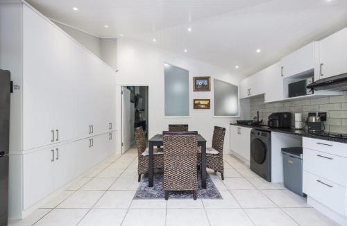 Bishopscourt Apartment | Secret garden hideaway